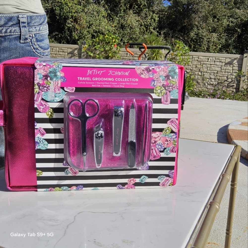 BETSEY JOHNSON TRAVEL GROOMING COLLECTION - Picture 3 of 4